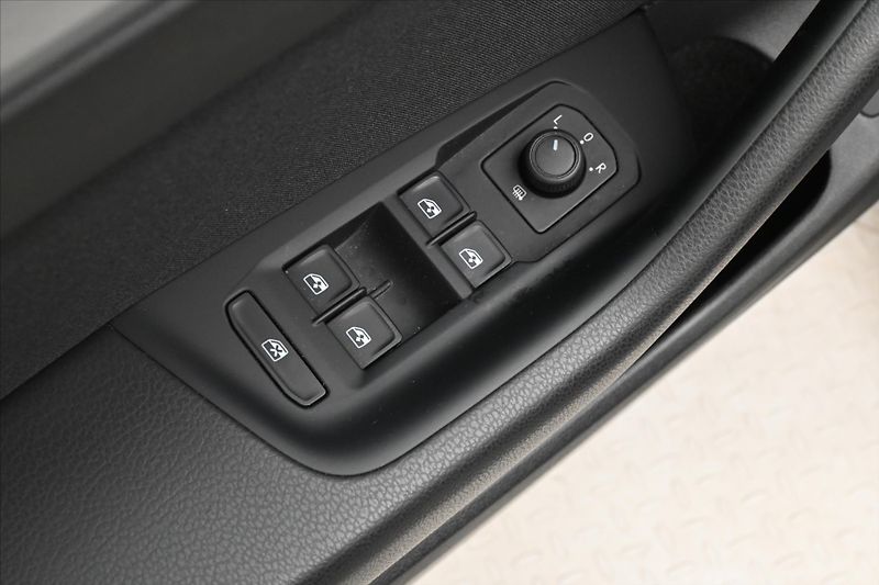 Volkswagen Passat 2,0 TDI 110 kW DSG Business Zá - fotka 26 z 32