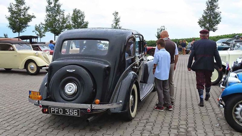 Pálavský Oldtimer přilákal na Břeclavsko desítky elegantnch veteránů.