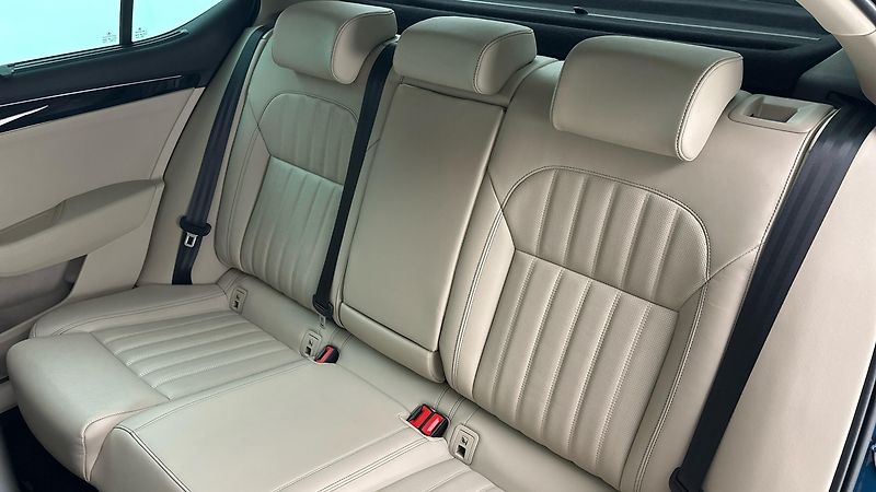 Škoda Superb 2.0 TDI L&K DSG 4x4 - fotka 16 z 35