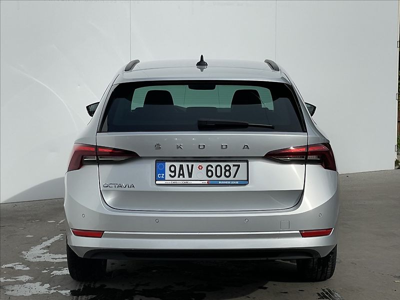 Škoda Octavia 2,0 TDI Combi Ambition Plus - fotka 23 z 24