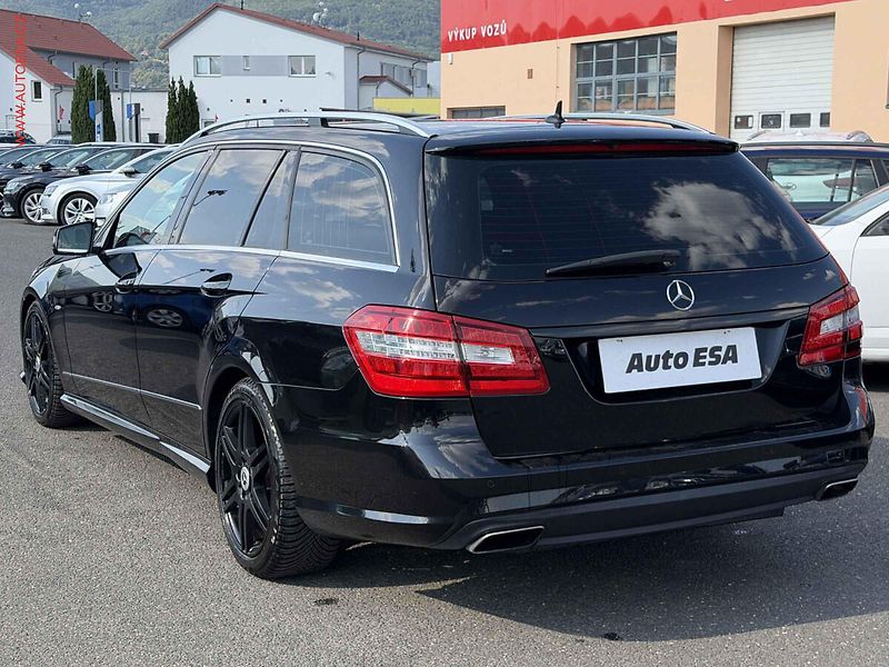 Mercedes-Benz Třídy E (2010) 350CDi 4Mat, kůže, autoAC - fotka 6 z 24