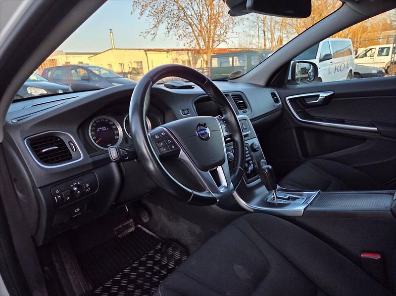 Volvo V60 2,0 120 KW D3 Automat tažné - fotka 10 z 27