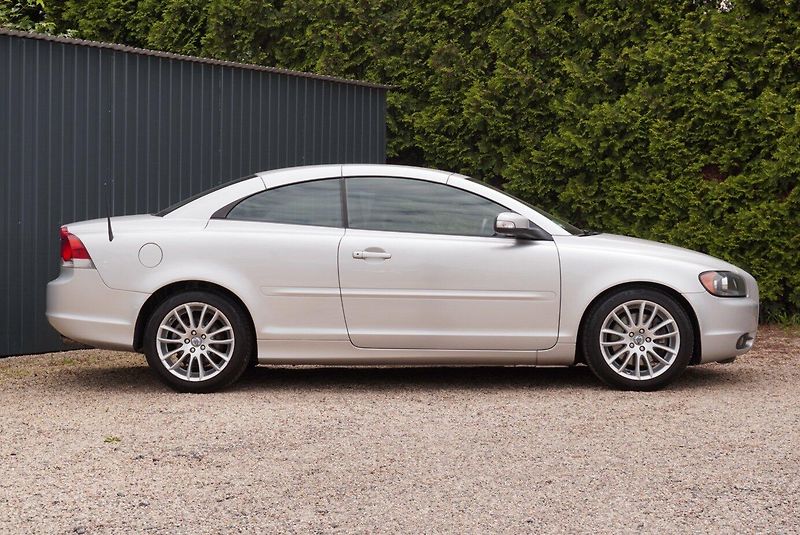 Volvo C70 2.4 D5 MOMENTUM - fotka 31 z 34