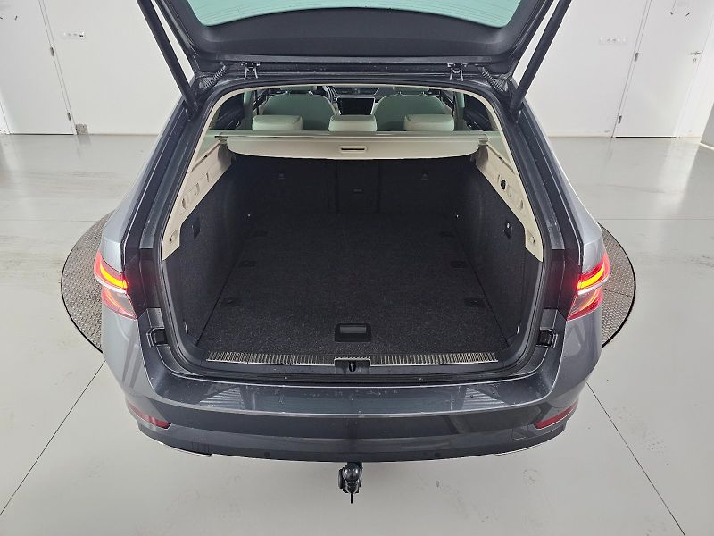 Škoda Superb (2023) COMBI 2.0TSI 206kW 4X4 Laurin - fotka 34 z 34