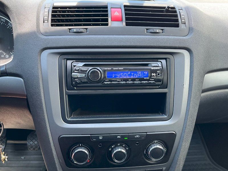 Škoda Octavia (2011) 1.6 MPI Tour Trumf Combi - fotka 19 z 24
