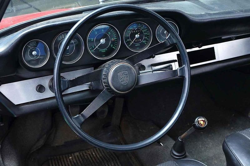 01 - Automobilový nadšenec a sběratel Jaromír Kostlivý otevřel ve Stodu u Plzně nové muzeum veteránů věnované vozům značek Volkswagen Brouk a Porsche. Návštěvníci uvidí naleštěné brouky i auta v procesu renovace, expozice čítá na 40 vozů.