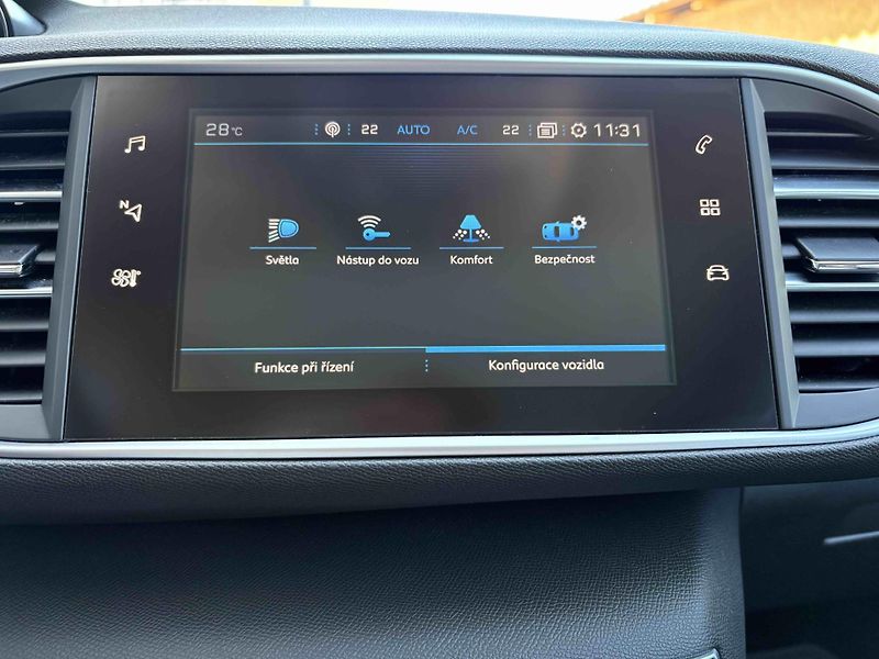 Peugeot 308 (2018) Allure 1.6 BlueHDi EAT6 - fotka 26 z 41