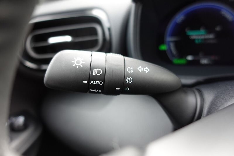 Toyota Yaris Cross 1,5 HEV Executive Tech VIP - fotka 29 z 36