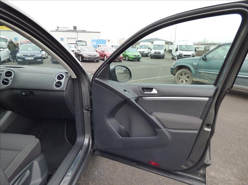 Volkswagen Tiguan 1,4 TSI 90KW SPORT - fotka 12 z 50