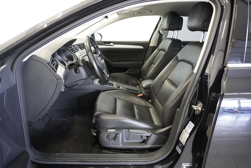Volkswagen Passat 2.0TDi HIGHLINE DSG - fotka 14 z 42