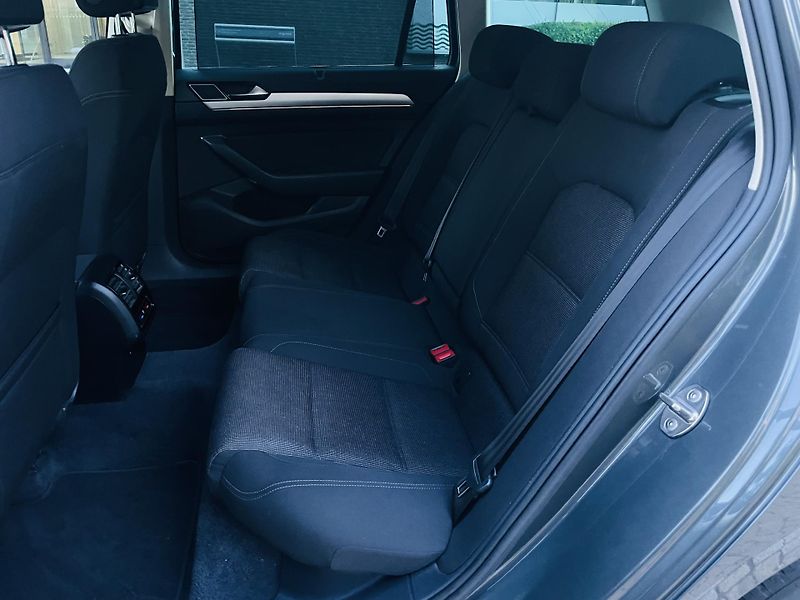 Volkswagen Passat 2.0TDI MANUÁL VÝHŘEV KAMERA - fotka 27 z 47