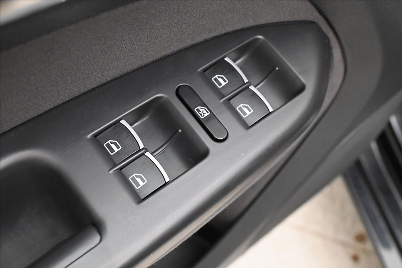 Volkswagen Touran 2,0 TDI 103kW DSG 7 míst Nová - fotka 25 z 31