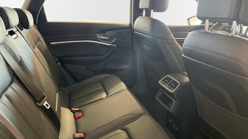 Audi e-tron (2022) S line quattro 55 electric 300 - fotka 12 z 32