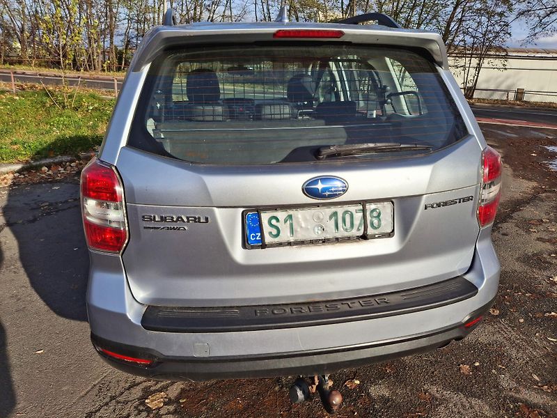 Subaru Forester 2.0 benzin  Rezervace - fotka 9 z 43