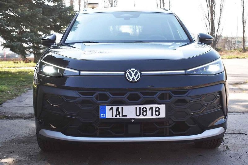 Volkswagen T-Roc je výborně jezdící menší rodinné SUV.