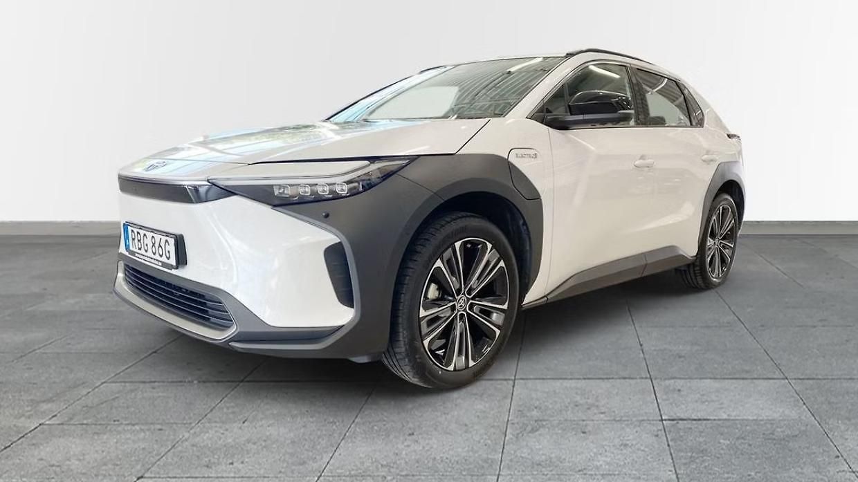 Toyota bZ4X Executive AWD 360kam Tažné