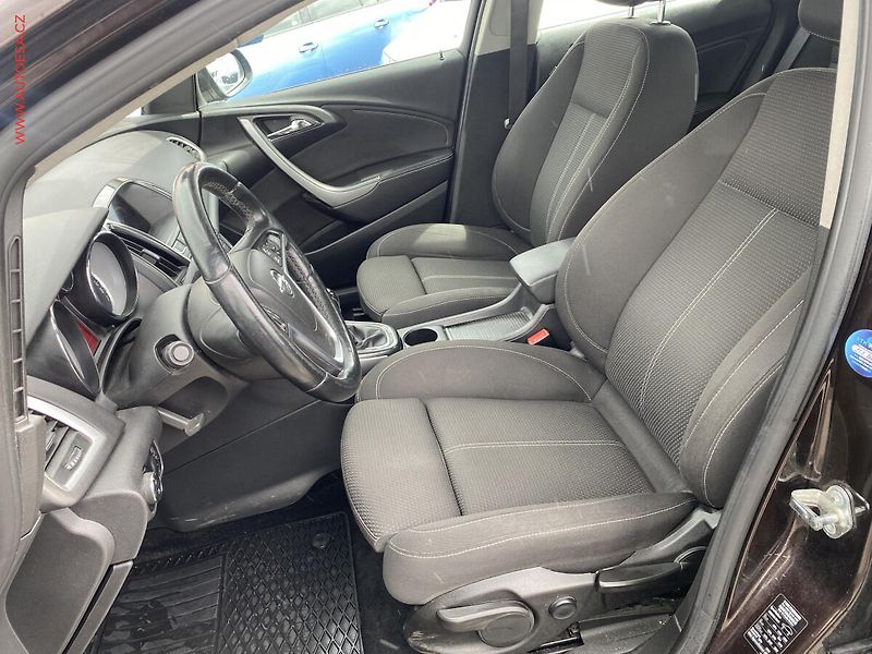 Opel Astra (2012) 2.0 TDCi, AC, navi, park - fotka 9 z 12