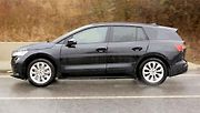 Škoda Enyaq s lehčí kamufláží během testů