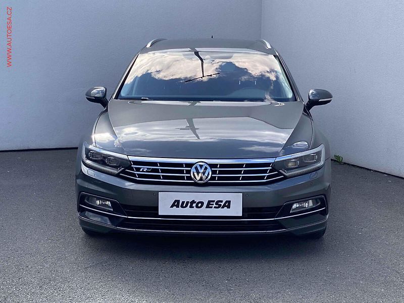 Volkswagen Passat (2017) 2.0 TDi, Highline, LED, TZ - fotka 2 z 19