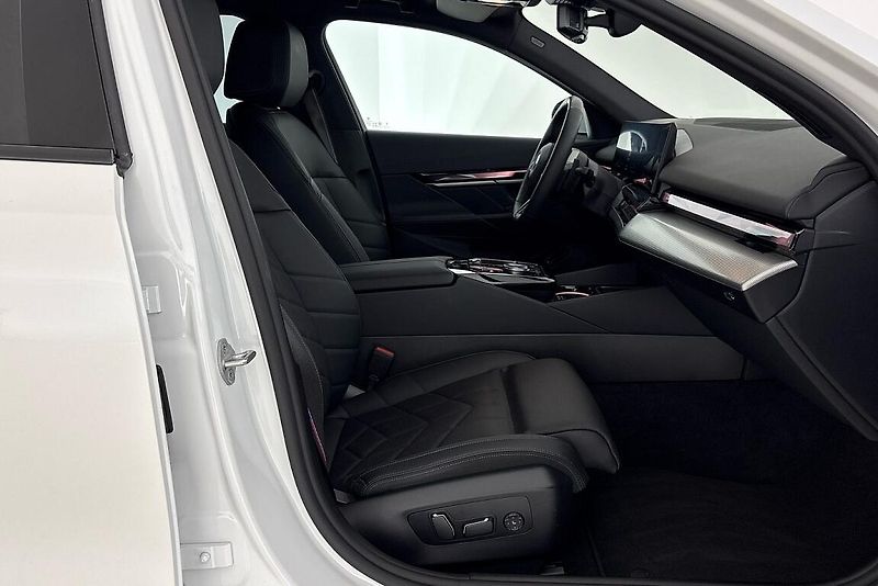 BMW Řada 5 540d xDrive Touring - fotka 13 z 25