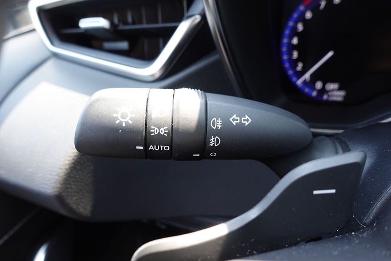 Toyota Corolla 2,0HSD 112kW Comfort Tech - fotka 25 z 31