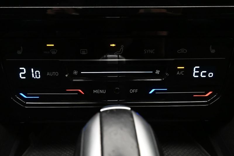 Volkswagen Passat 1,4 GTE 160 kW DSG Business Zá - fotka 20 z 30