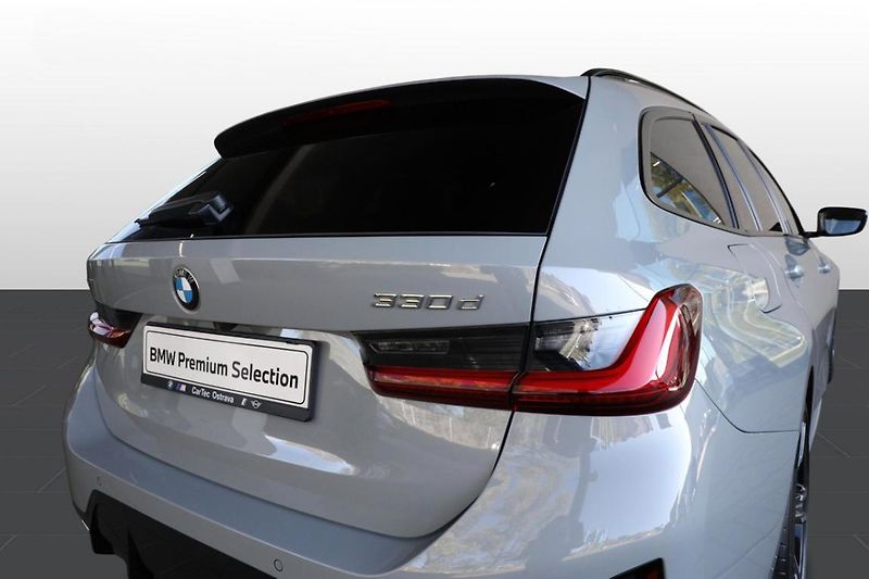 BMW Řada 3 330d xDrive Touring - fotka 18 z 25