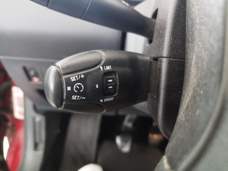 Peugeot 308 (2010) 1,6HDI,80KW,7MÍST,PANOR,SER.KN - fotka 27 z 31