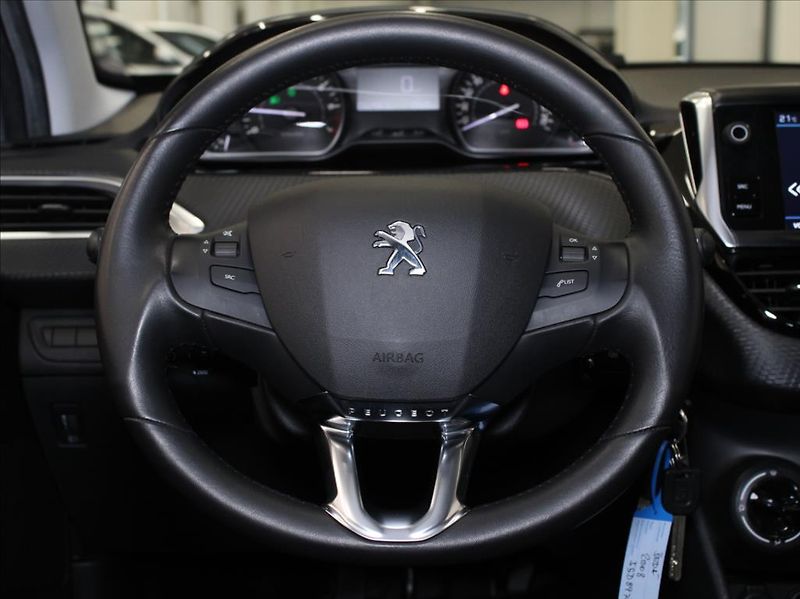 Peugeot 2008 1,2 PT 81kW 62tkm. 1.maj.ČR - fotka 9 z 18