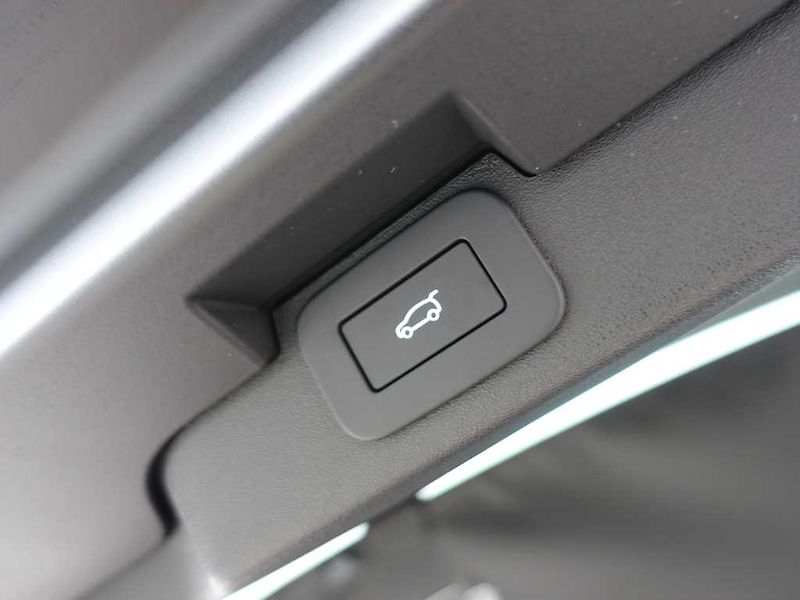 Land Rover Discovery 5 3,0  Dynamic SE D350 - fotka 39 z 43