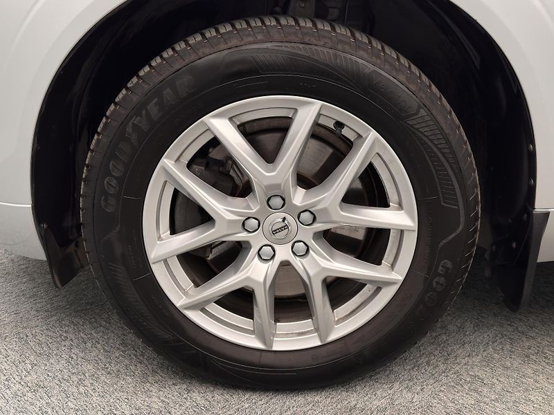Volvo XC60 B4 AWD MOMENTUM PRO REZERVACE - fotka 43 z 43