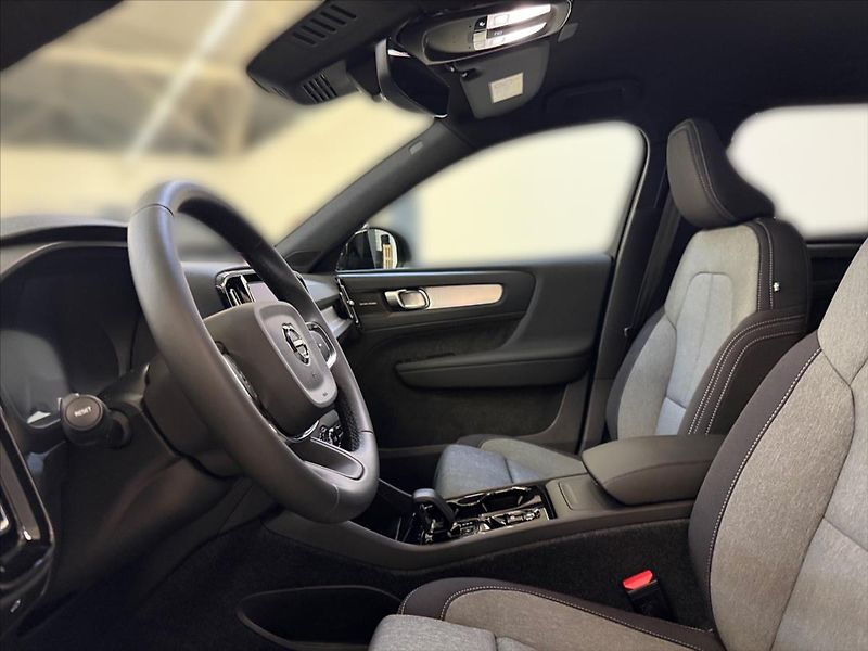 Volvo XC40 (2026) 2,0 B3 Black Edition 3132 - fotka 7 z 15