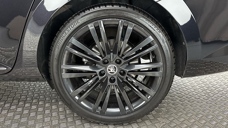 Škoda Superb 2.0 TDI DSG 4x4 L&K Combi - fotka 19 z 32