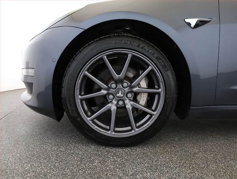 Tesla Model 3 (2019) Long Range 4WD 78kWh, SoH 85% - fotka 19 z 21