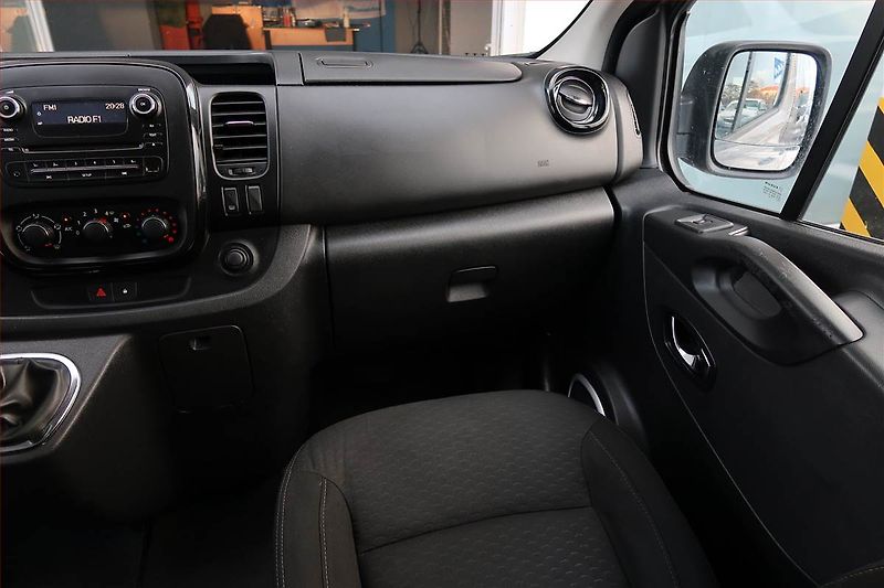 Opel Vivaro (2016) 1.6 BiCDTI, Bus, 8Míst, ČR - fotka 8 z 16