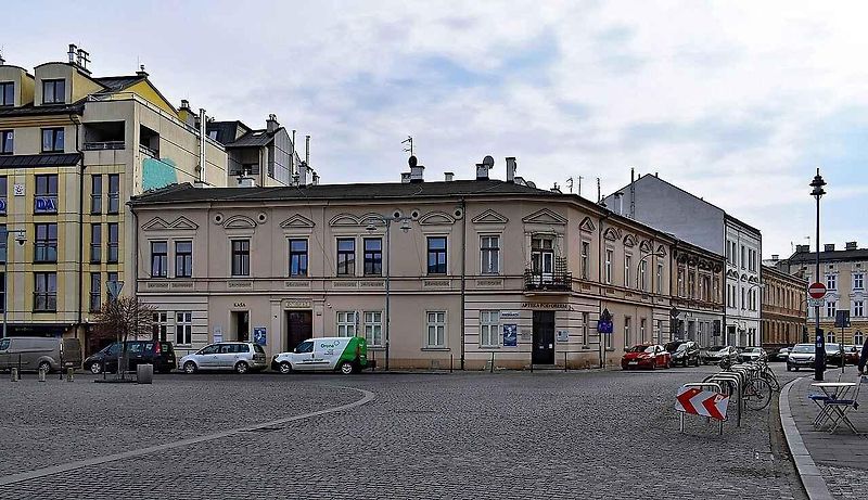 Židle symbolizují majetek, který museli Židé zanechat při opuštění svých domovů, a prázdná místa, která po nich zůstala.
