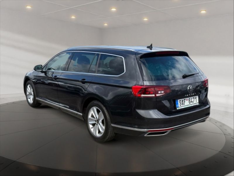 Volkswagen Passat 2,0 TDI Elegance DSG - fotka 2 z 10