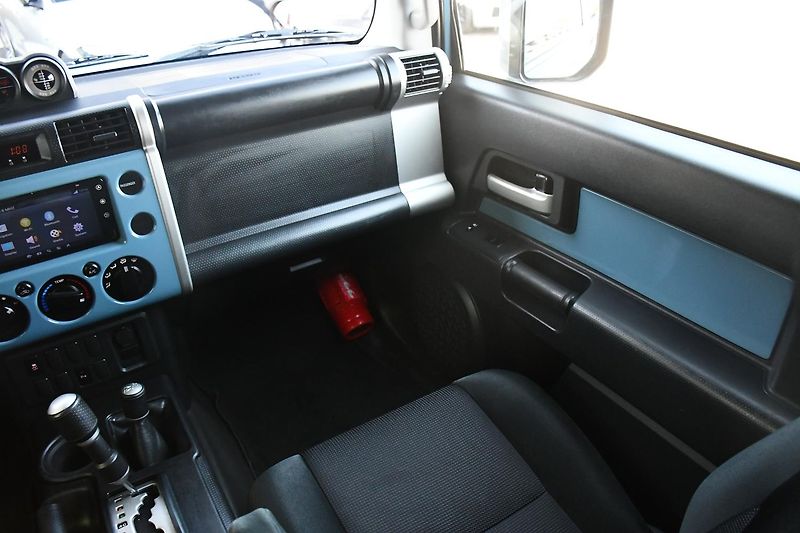 Toyota FJ Cruiser 4,0 VVT-i V6 AWD AT - fotka 23 z 50