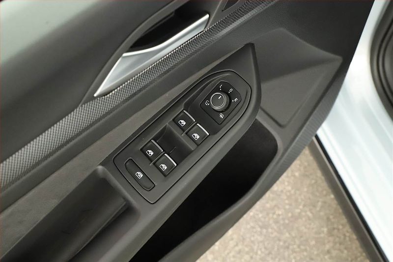 Volkswagen Golf (2024) R-Line 1.5 TSI - fotka 22 z 22