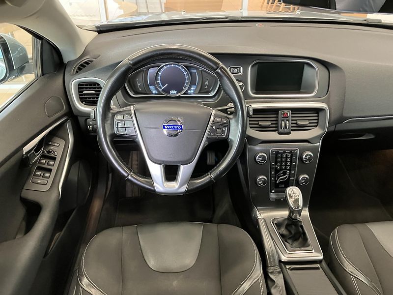 Volvo V40 T3 FWD Momentum MT6 - fotka 13 z 40
