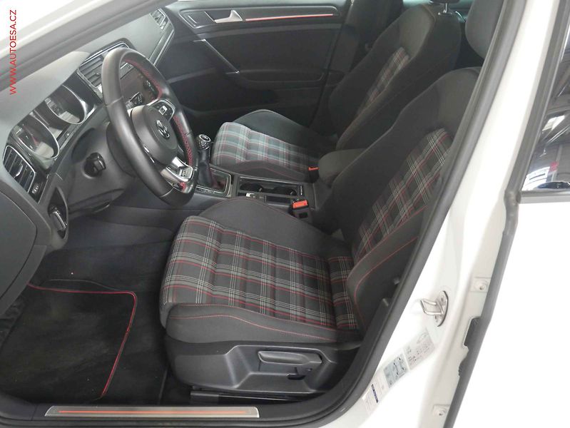 Volkswagen Golf (2017) 2.0 TSi, LED, park.čidla - fotka 9 z 20
