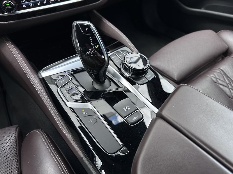 BMW Řada 5 M550d xDrive - fotka 31 z 33