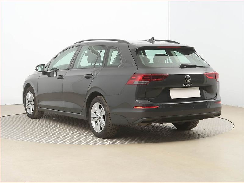 Volkswagen Golf (2023) Life 1.5 TSI, ČR,1.maj - fotka 4 z 18