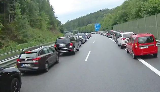 Je stále ještě mnoho řidičů, kteří neumějí správně reagovat na vozidla se zapnutým výstražným zařízením a tvořit záchranářskou uličku, přesně takovou, jaká je na snímku., zdroj: Se svolením IZS Libereckého kraje
