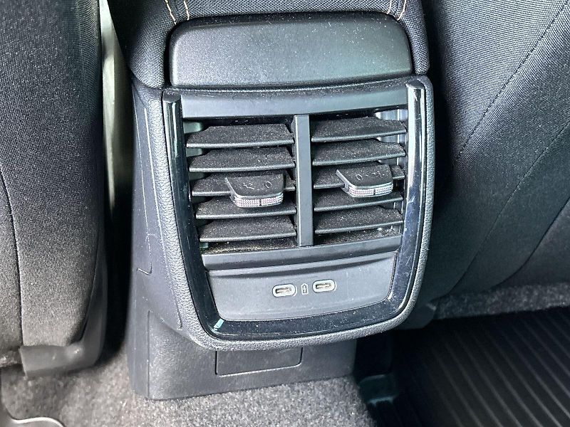 Škoda Kamiq (2023) 1.5 TSI Scoutline - fotka 26 z 30