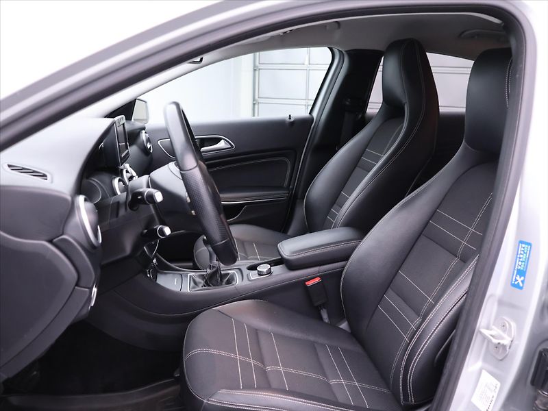 Mercedes-Benz Třídy A 1,6 180i 90kW CZ Sport Xenon - fotka 11 z 30