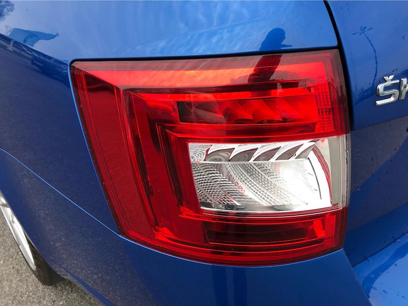 Škoda Octavia Combi 2,0 TDI RS - fotka 25 z 30