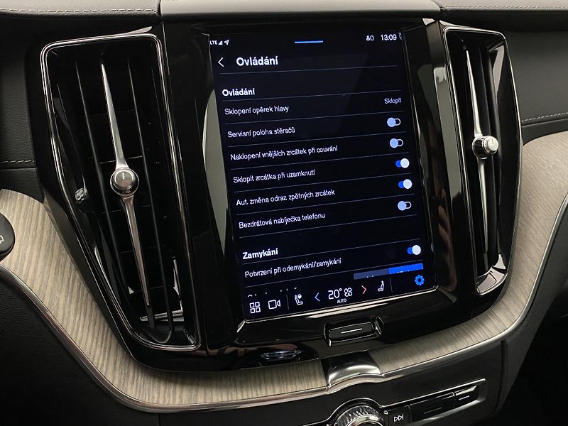 Volvo XC60 B5 AWD INSCRIPTION REZERVACE - fotka 38 z 43