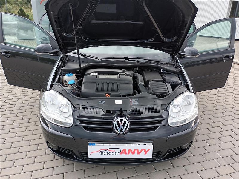 Volkswagen Golf 1,6 MPI,75KW,VÝHŘEV,DIGIKLIMA - fotka 26 z 39