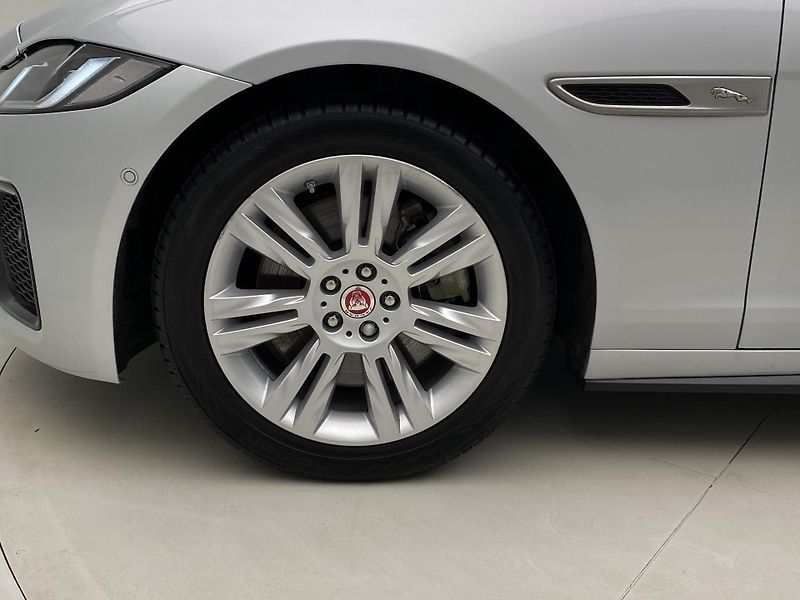 Jaguar XF P300 R-DYNAMIC S AWD AUT CZ - fotka 32 z 44